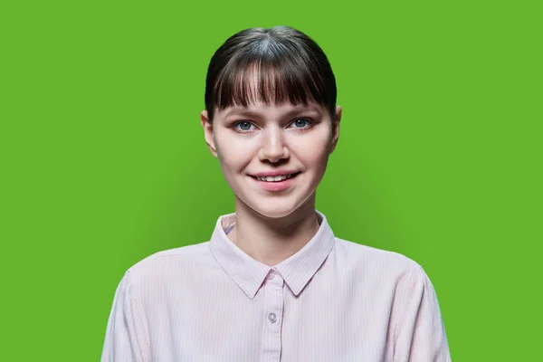 緑のスタジオの背景にカメラを見て若い笑顔の女性のヘッドショットの肖像画 幸せな10代の少女18歳19歳 ライフスタイル 美しさ 若者の概念 — ストック写真