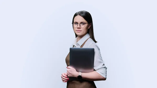 Portrait Young Worker Woman Apron Holding Laptop White Studio Background — Stockfoto