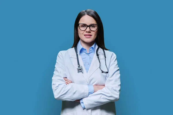 Portrait Smiling Confident Female Doctor White Coat Crossed Arms Looking — Foto Stock
