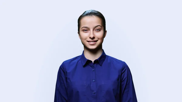 Portret Van Lachend Tienermeisje Shirt Kijkend Naar Camera Witte Studio — Stockfoto