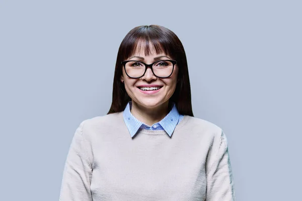 Huvudskott Porträtt Medelålders Affärskvinna Trendiga Glasögon Vänliga Tittar Kameran Ljusgrå — Stockfoto