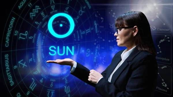 Astrologisk Prognos Mening Påverkan Stjärnan Sun Seriös Kvinna Stjärnbakgrund Visar — Stockfoto
