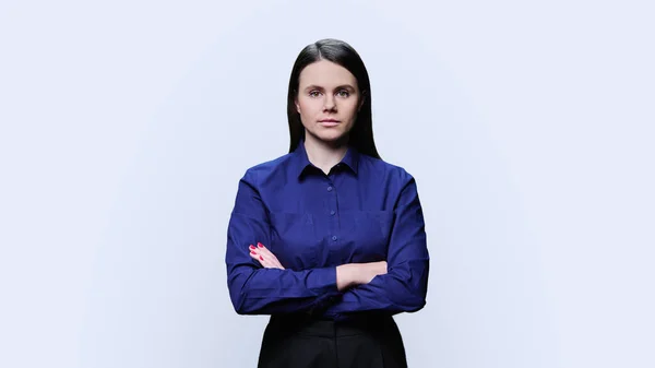 Allvarlig Ung Kvinna Med Korsade Armar Poserar Över Vit Studio — Stockfoto