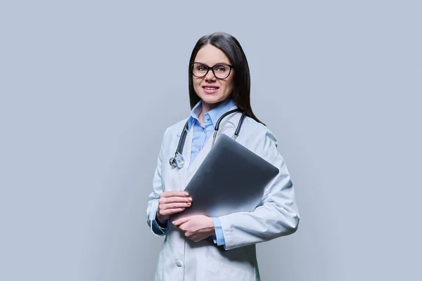 Young Friendly Female Doctor Laptop Computer Light Gray Studio Background — Stock Photo, Image