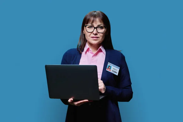 Porträtt Lärare Mentor Kvinna Med Bärbar Dator Blå Färg Bakgrund — Stockfoto