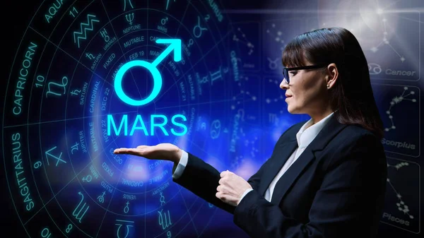 Astrologisk Prognose Som Betyr Påvirkning Fra Planeten Mars Seriøs Kvinne – stockfoto