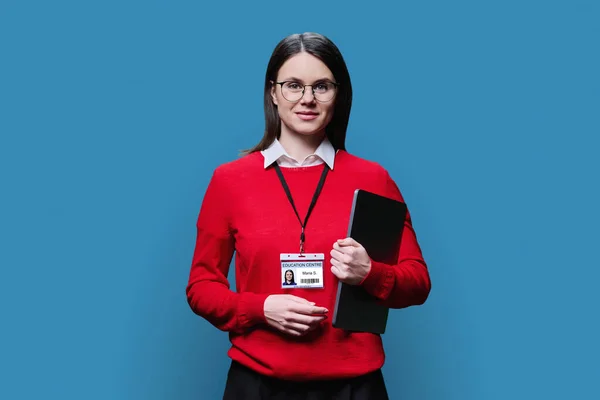 Ung Kvinna Mentor Lärare Med Kort Märke Anställd Utbildningscentrum Rött — Stockfoto