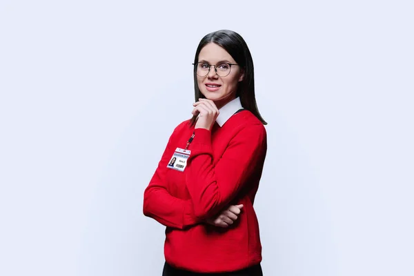 Porträtt Ung Kvinnlig Lärare Med Kort Märke Anställd Utbildningscentrum Positiv — Stockfoto