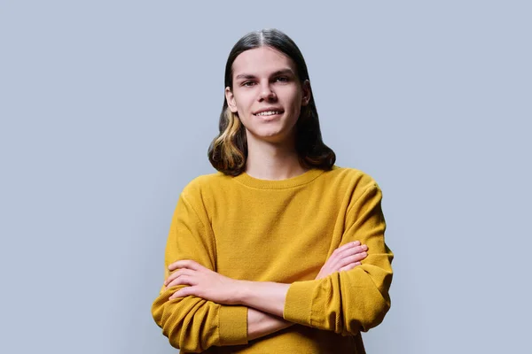 Porträtt Självsäker Ung Manlig Student Grå Studio Bakgrund Och Titta — Stockfoto