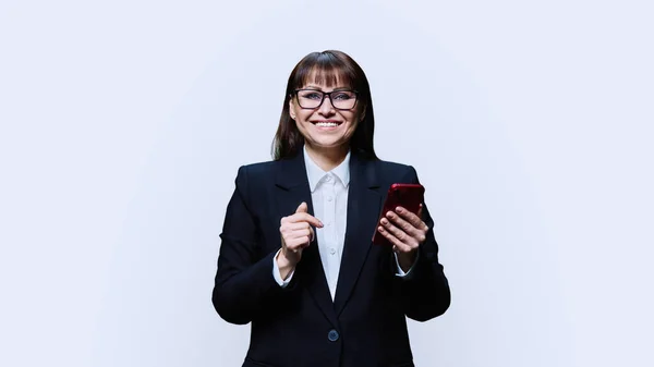 Smiling Middle Aged Business Woman Using Smartphone White Studio Background — 스톡 사진