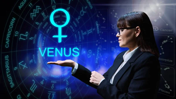 Astrologisk Prognose Som Betyr Planeten Venus Påvirker Seriøs Kvinne Stjernebakgrunn – stockfoto