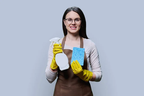 Jonge Vrouw Handschoenen Schort Met Organisch Wasmiddel Handen Kijkend Naar — Stockfoto