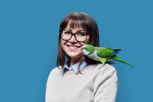 Mavi Stüdyo Arka Planında Omzunda Dost Canlısı Yeşil Quaker Papağanı — Stok fotoğraf