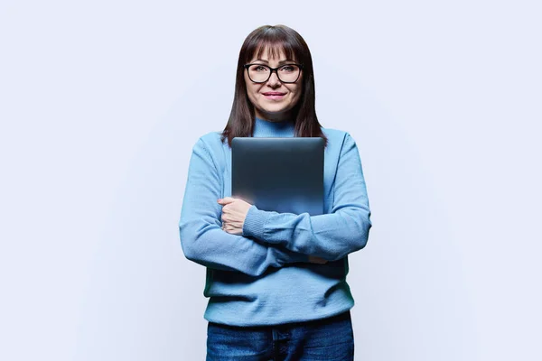Vriendelijke Volwassen Vrouw Met Gesloten Laptop Witte Studio Achtergrond Lachende — Stockfoto