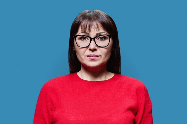 Vesikalık Portre Mavi Stüdyo Arka Planında Gözlüklü Olgun Bir Kadın — Stok fotoğraf