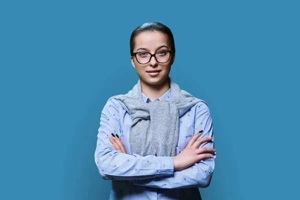 Portrait Confident Teenage Girl Looking Camera Blue Background Female Teen — Stock Photo, Image