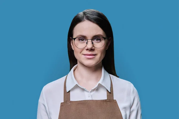 Porträtt Ung Kvinna Förkläde Blå Studio Bakgrund Kvinnlig Servicearbetare Småföretagare — Stockfoto