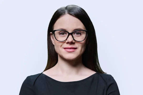 Närbild Headshot Porträtt Ung Kvinna Svart Med Trendiga Glasögon Poserar — Stockfoto