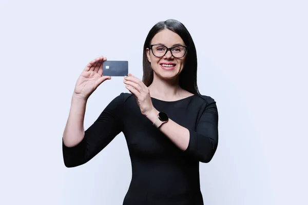 年轻迷人的女人手里拿着信用卡 背景是白色的 微笑的女性展示银行卡广告银行服务 互联网 网上购物概念 — 图库照片