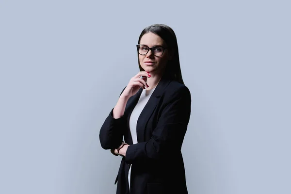 Självsäker Företag Ung Kvinna Glasögon Tittar Kameran Grå Färg Bakgrund — Stockfoto