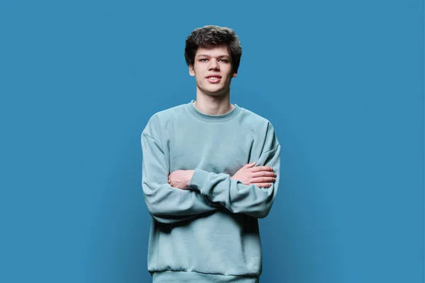Porträtt Ung Självsäker Man Gammal Casual Sweatshirt Med Korsade Armar — Stockfoto