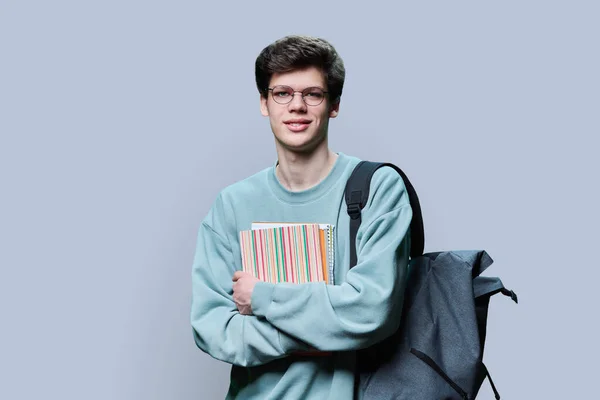 Πορτρέτο Του Νεαρού Όμορφου Φοιτητή Γυαλιά Σακίδιο Και Τετράδια Βιβλίων — Φωτογραφία Αρχείου