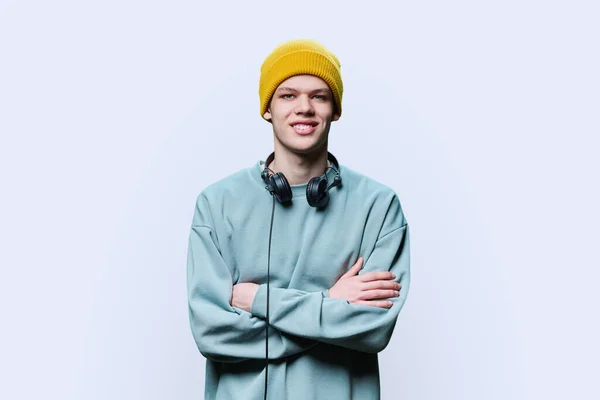 Νέοι Trendy Hipster Άνδρες Κίτρινο Πλεκτό Φούτερ Καπέλο Ακουστικά Κοιτάζοντας — Φωτογραφία Αρχείου