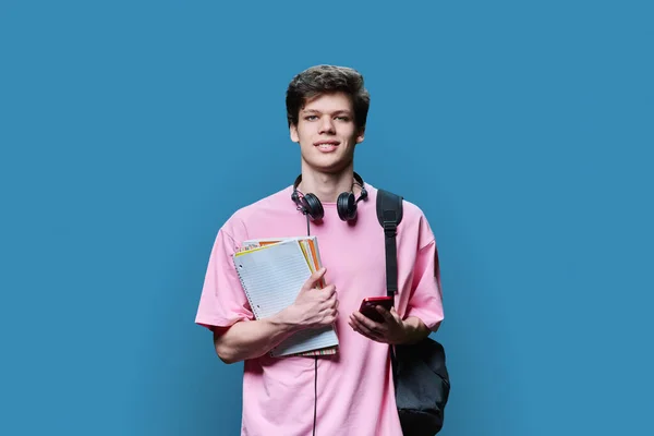 Porträtt Ung Stilig Manliga College Student Med Hörlurar Ryggsäck Smartphone — Stockfoto