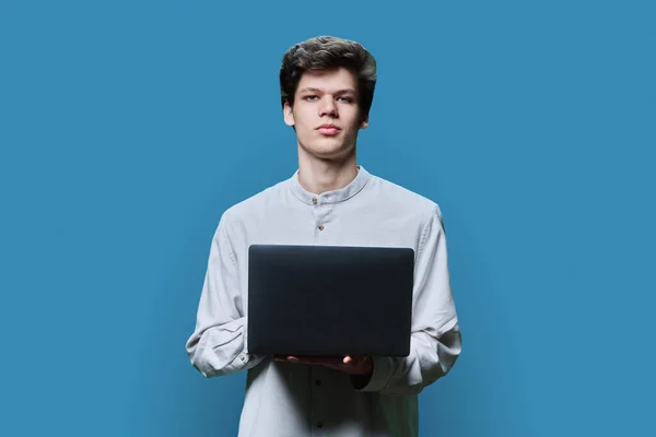 Πορτρέτο Του Σοβαρού Φιλικό Νεαρό Φοιτητή Κολέγιο Χρησιμοποιώντας Φορητό Υπολογιστή — Φωτογραφία Αρχείου