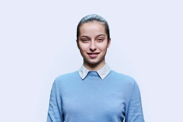 Detailní Záběr Portrét Šťastné Středoškolačky Bílém Pozadí Studia Usmívající Zuby — Stock fotografie
