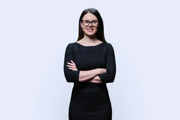 Porträtt Vacker Ung Kvinna Glasögon Svart Klänning Poserar Vit Studio — Stockfoto