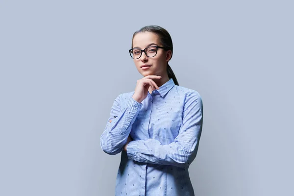Πορτρέτο Αυτοπεποίθηση Έφηβη Μαθήτρια Λυκείου Μπλε Φόντο Σοβαρή Γυναίκα Γυαλιά — Φωτογραφία Αρχείου