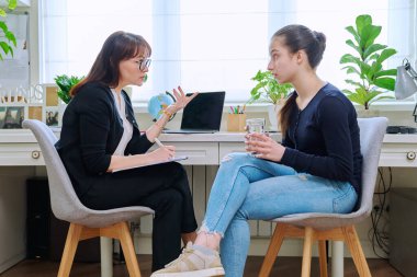 Liseli kız öğrenci danışman, akıl hocası, psikolog ve sosyal hizmet uzmanıyla konuşuyor. Ergenlik, ruh sağlığı, sosyalleşme, danışmanlık, tavsiye, psikoloji, terapi konsepti