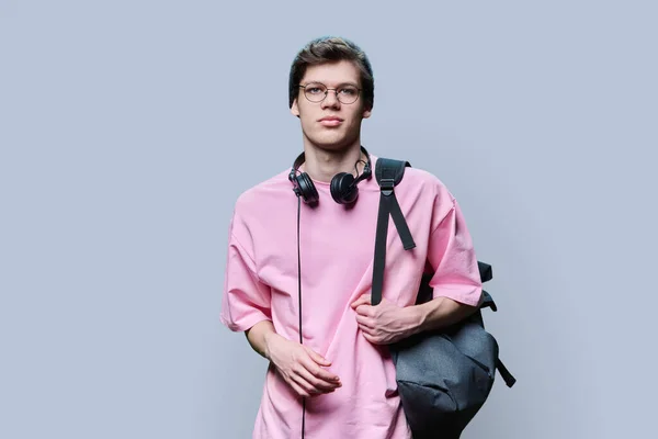 Trendy Fiatal Férfi Hipster Rózsaszín Pólóban Szürke Stúdió Háttérrel Jóképű — Stock Fotó