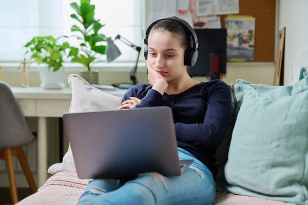 Teenager Mädchen Mit Kopfhörern Die Auf Den Laptop Bildschirm Schauen — Stockfoto