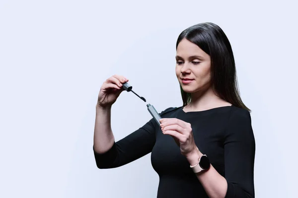 Ung Kvinna Applicera Mascara Hennes Ögonfransar Vit Studio Bakgrund Attraktiv — Stockfoto