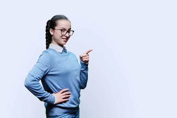 Teenage Dívka Ukazuje Prstem Prázdné Místo Pro Text Bílé Pozadí — Stock fotografie