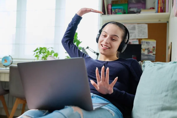 Teenagermädchen Mit Kopfhörern Haben Spaß Beim Anblick Eines Laptops Musikvideo — Stockfoto