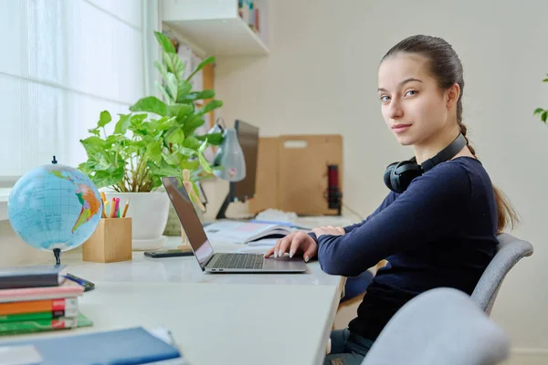 Tonårstjej Studerar Hemma Med Laptop Sitter Vid Skrivbordet Nära Fönstret — Stockfoto