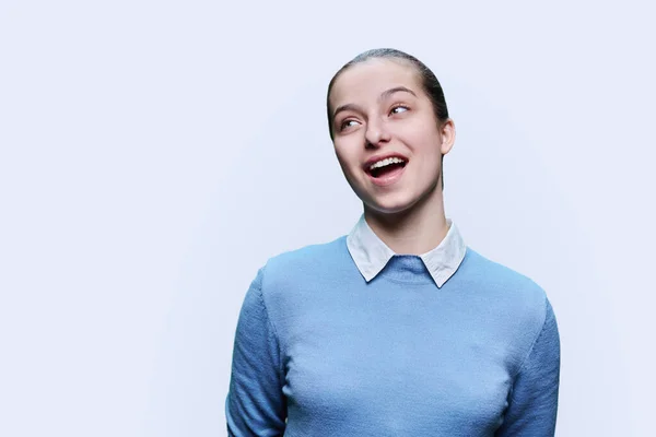 Närbild Porträtt Glad Tonåring Flicka Vit Studio Bakgrund Med Tänderna — Stockfoto