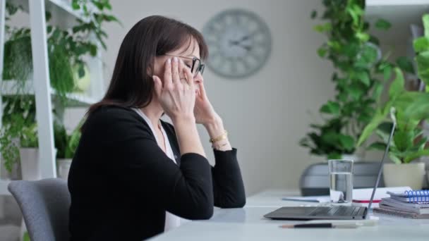 집무실에서 책상에 알약을 마시고 있습니다 스트레스로 중년의 여성은 책상에서 가져온 — 비디오