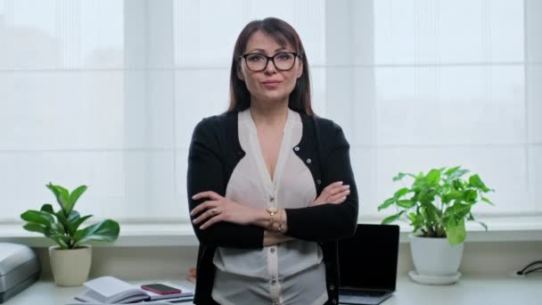 Mujer Madura Con Confianza Grave Gafas Con Brazos Cruzados Mirando — Vídeo de stock