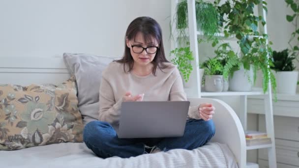 Mulher Meia Idade Sentada Casa Sofá Usando Laptop Para Reunião — Vídeo de Stock