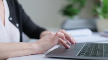 Dizüstü bilgisayar kullanan, elleri klavyede olan kadınların yakın çekimi. Çalışma, iş, hizmet, satış, çevrimiçi internet teknolojisi, insan kavramı