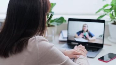 Doktorla görüntülü görüşme, evde kalan kadının doktorla online randevusu. Tıp alanında internet teknolojileri, tıbbi yardım danışma, tedavi