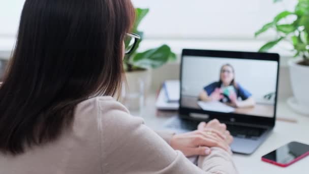 Wideokonferencja Lekarzem Kobieta Przebywająca Domu Umówiona Online Lekarzem Technologie Internetowe — Wideo stockowe