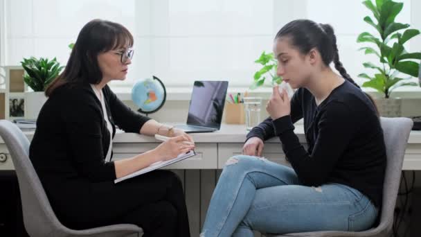 Adolescente Estudiante Secundaria Hablando Con Consejera Mentora Psicóloga Trabajadora Social — Vídeo de stock