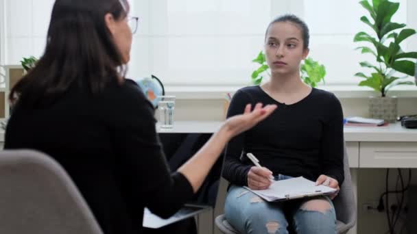 Adolescente Estudiante Secundaria Hablando Con Consejera Mentora Psicóloga Trabajadora Social — Vídeos de Stock