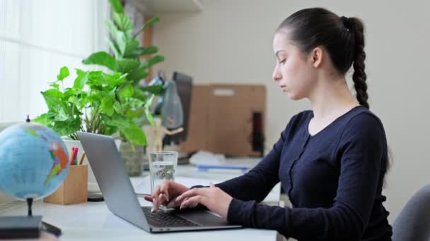 Tiener Meisje Studeren Thuis Met Behulp Van Laptop Zitten Aan — Stockvideo