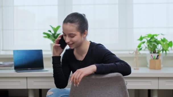 Adolescente Hablando Por Teléfono Sentada Silla Interior Casa Adolescente Hembra — Vídeo de stock